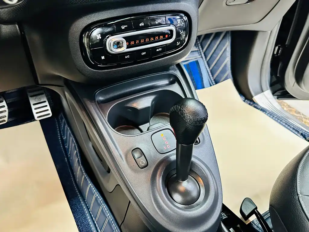 smart Fortwo 2018 — фото 33