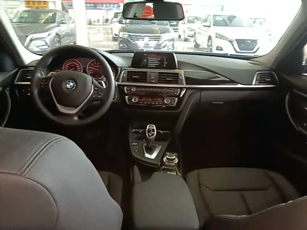 BMW 3 Series 2017 — фото 10