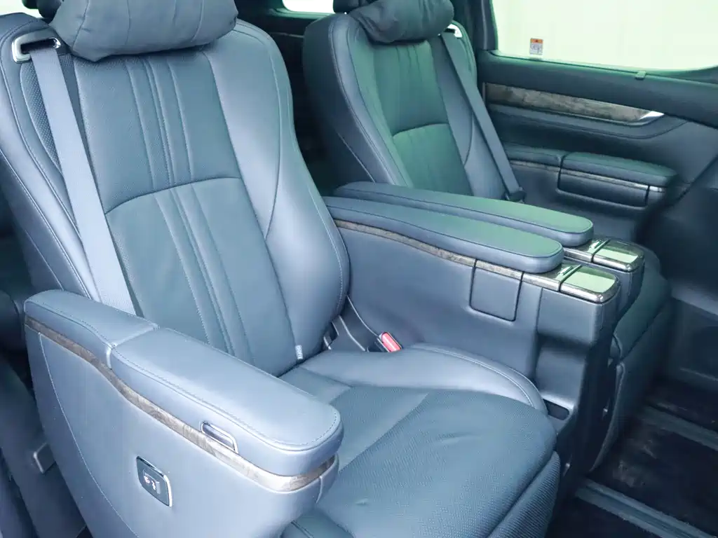 Toyota Alphard 2023 — фото 12