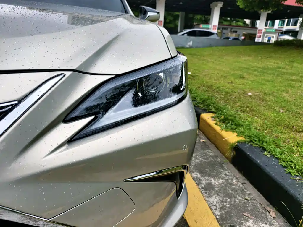 Lexus ES 2019 — фото 10