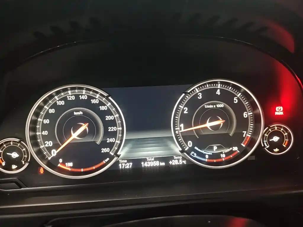 BMW 5 Series 2017 — фото 12