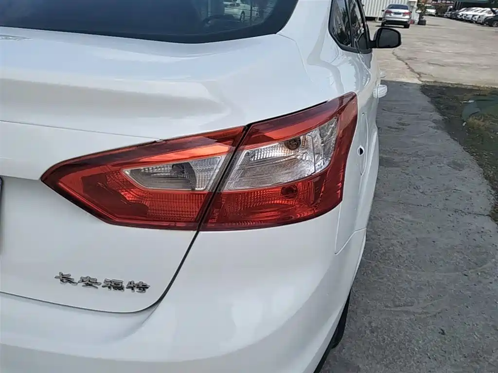 Ford Focus 2015 — фото 8