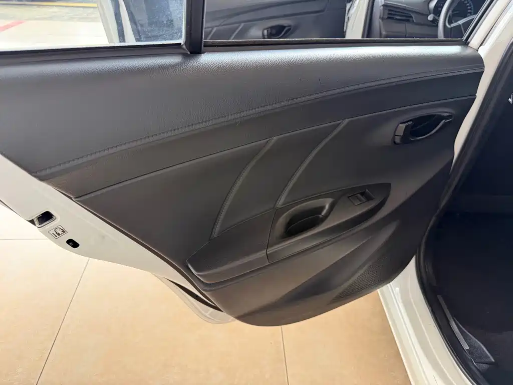 Toyota Yaris L 2018 — фото 17