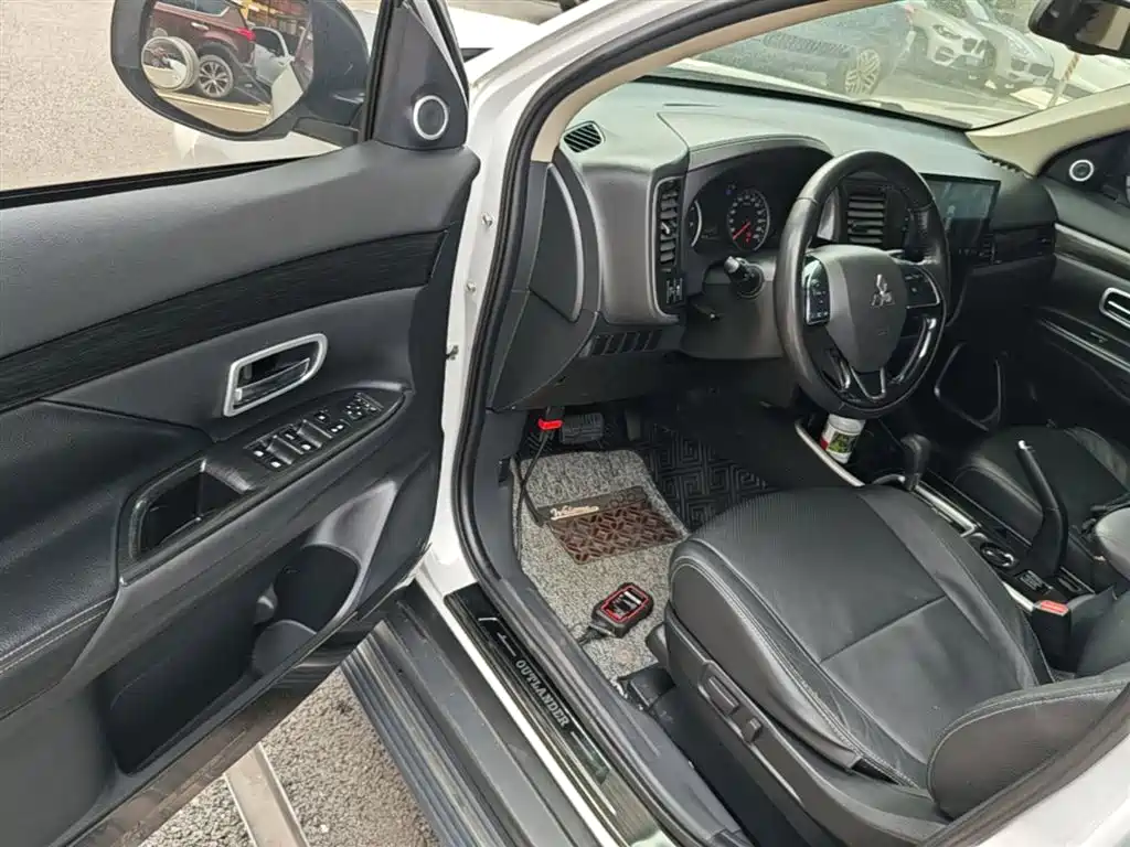 Mitsubishi Outlander 2018 — фото 16