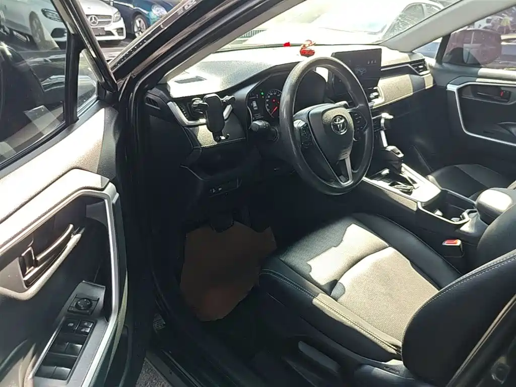 Toyota RAV4 2023 — фото 16