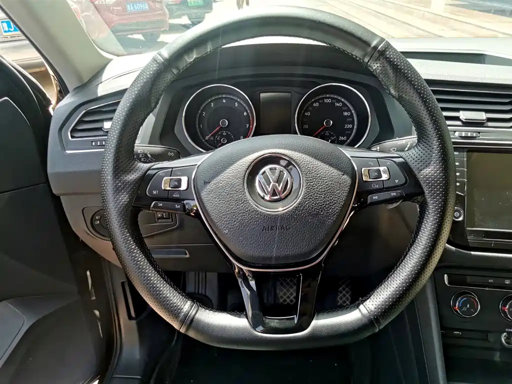 Volkswagen Tiguan L 2017 — фото 12