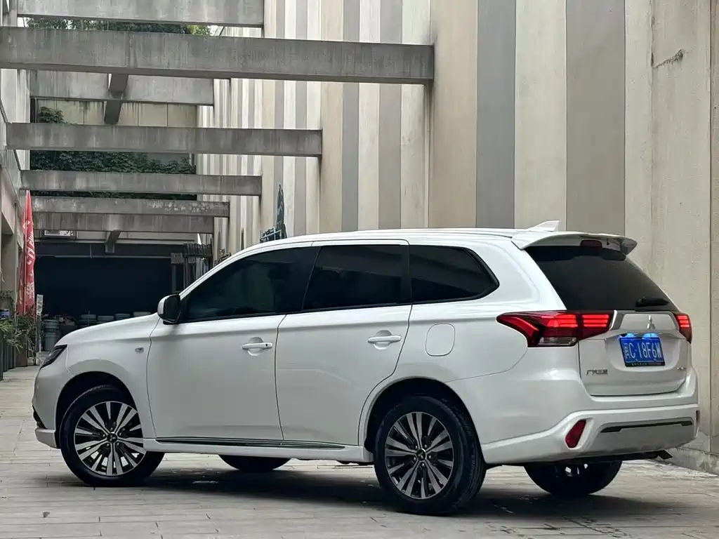 Mitsubishi Outlander 2023 — фото 4