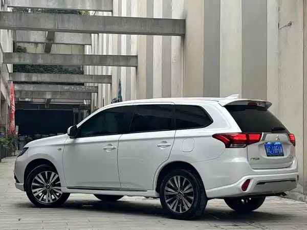 Mitsubishi Outlander 2023