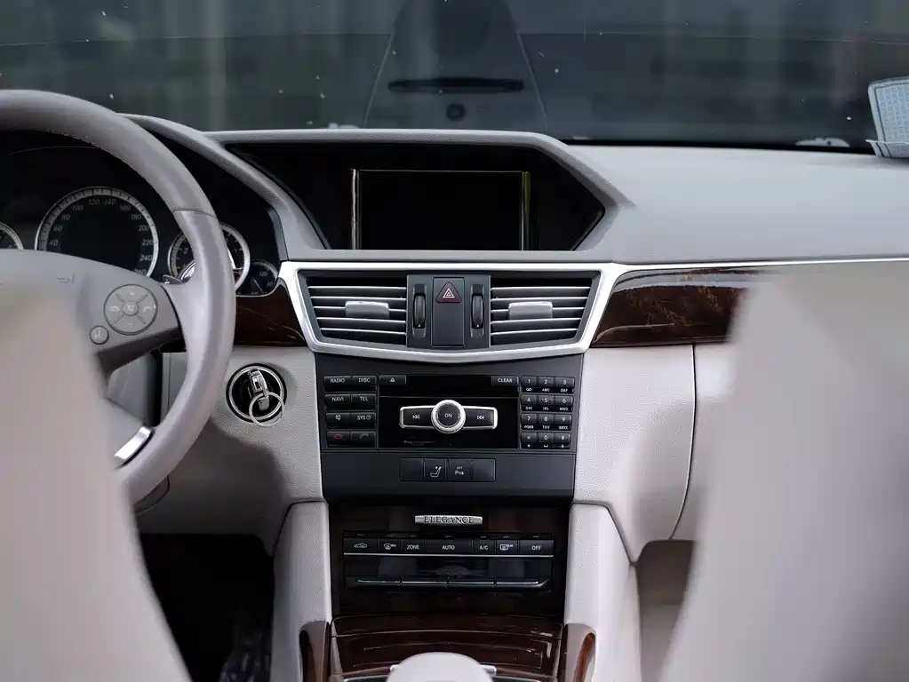 Mercedes-Benz E-Class 2012 — фото 46