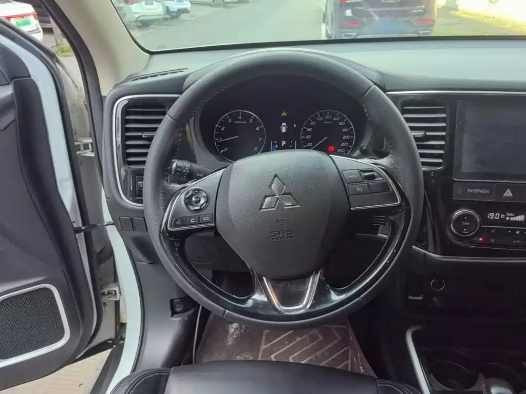 Mitsubishi Outlander 2019 — фото 11