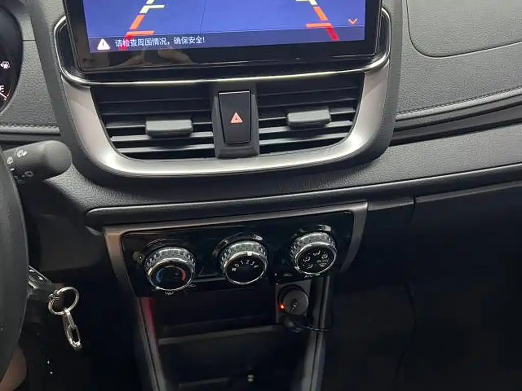 Toyota Yaris L 2022 — фото 13
