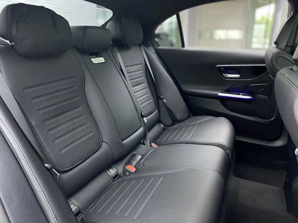 Mercedes-Benz C-Class 2025 — фото 10