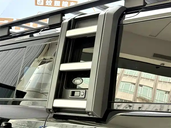 Land Rover Defender 2023