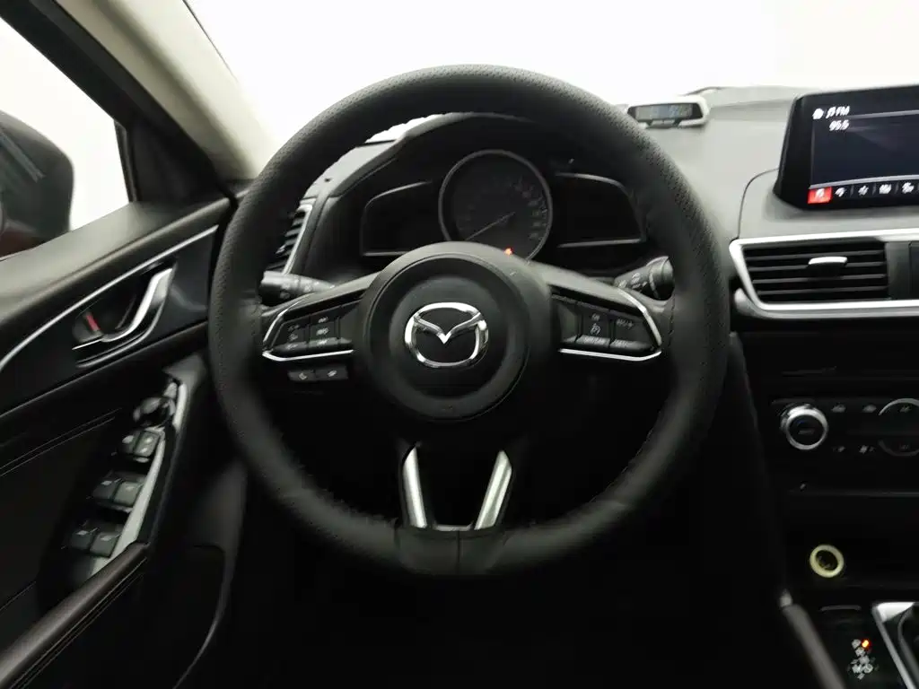 Mazda 3 Axela 2018 — фото 11