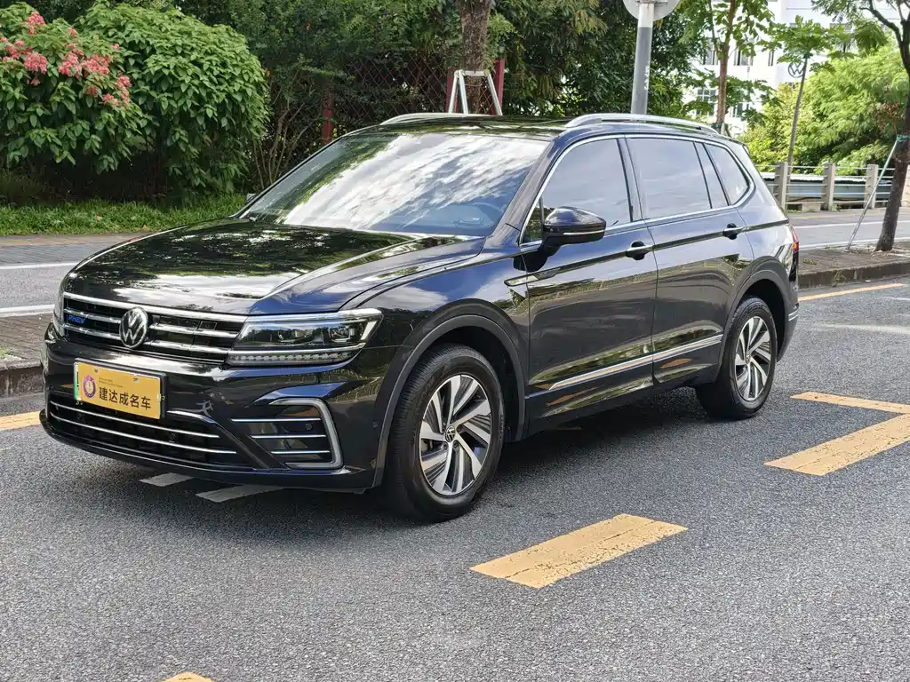Volkswagen Tiguan L Plug-In Hybrid 2021 — фото 1