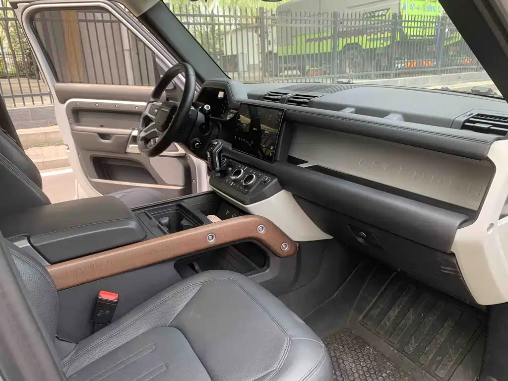 Land Rover Defender 2022 — фото 17