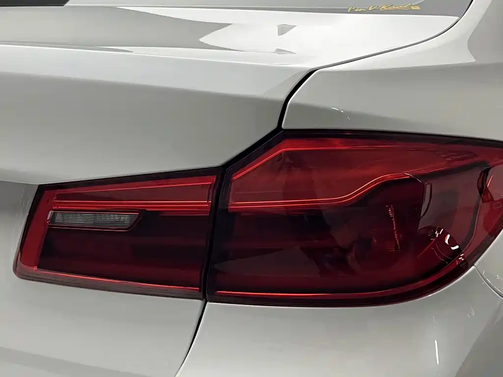 BMW 5 Series 2017 — фото 29