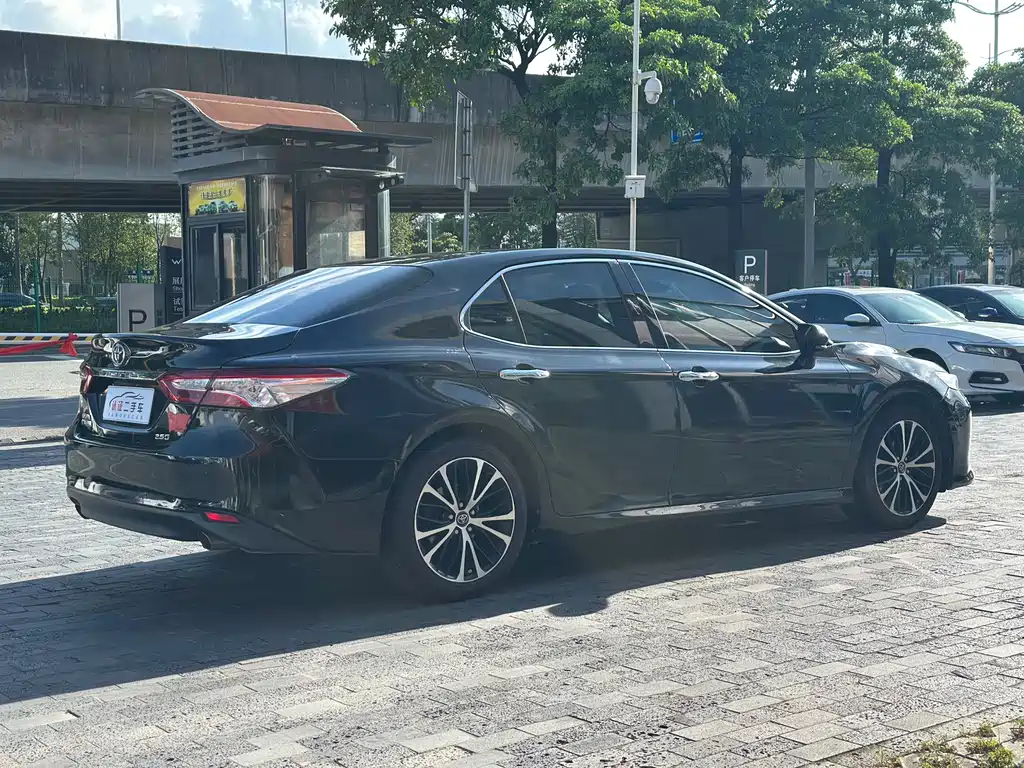 Toyota Camry 2018 — фото 17