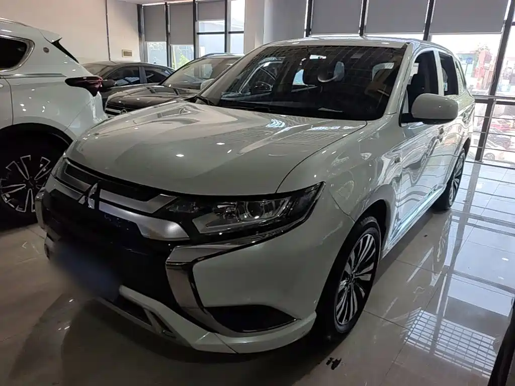 Mitsubishi Outlander 2023 — фото 2