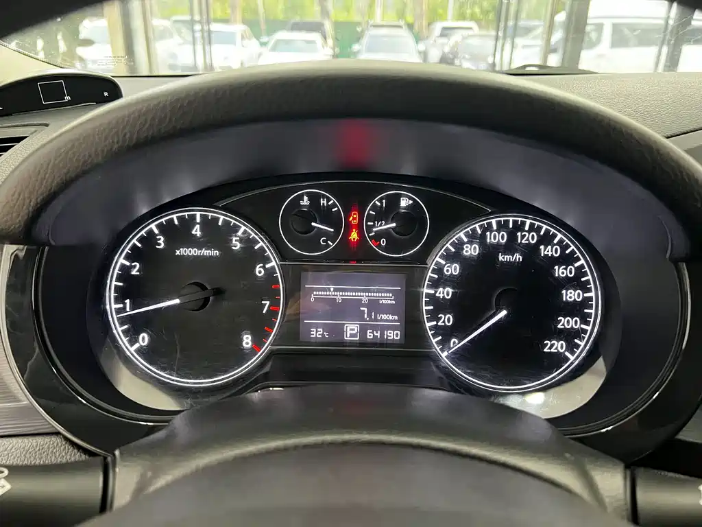 Nissan Tiida 2015 — фото 19