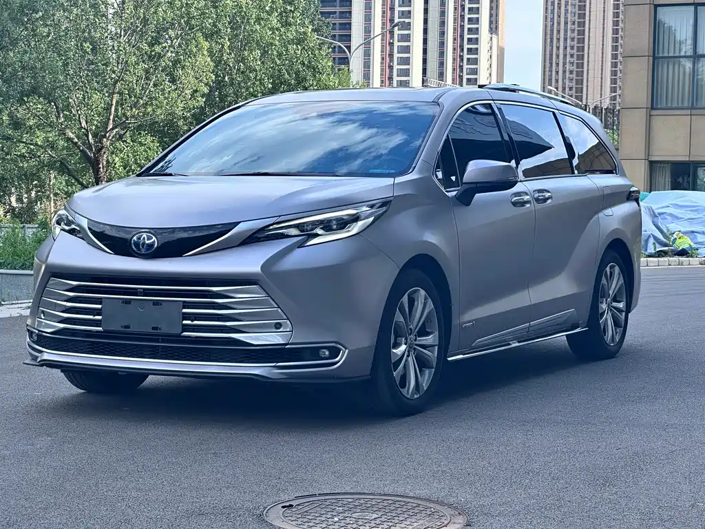 Toyota Sienna 2023 — фото 1
