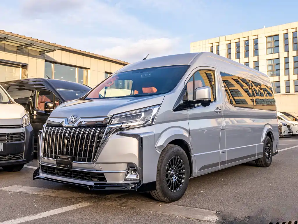 Toyota Hiace 2024 — фото 2