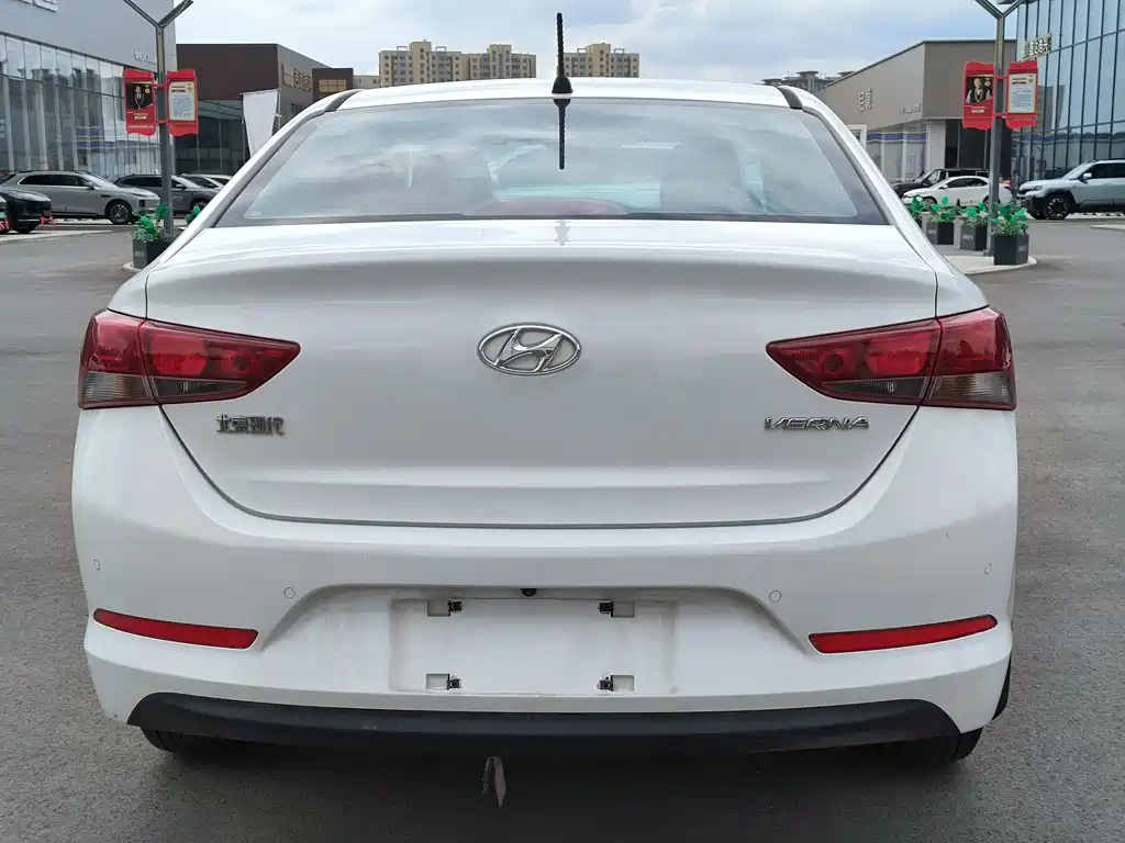 Hyundai Verna 2017 — фото 8