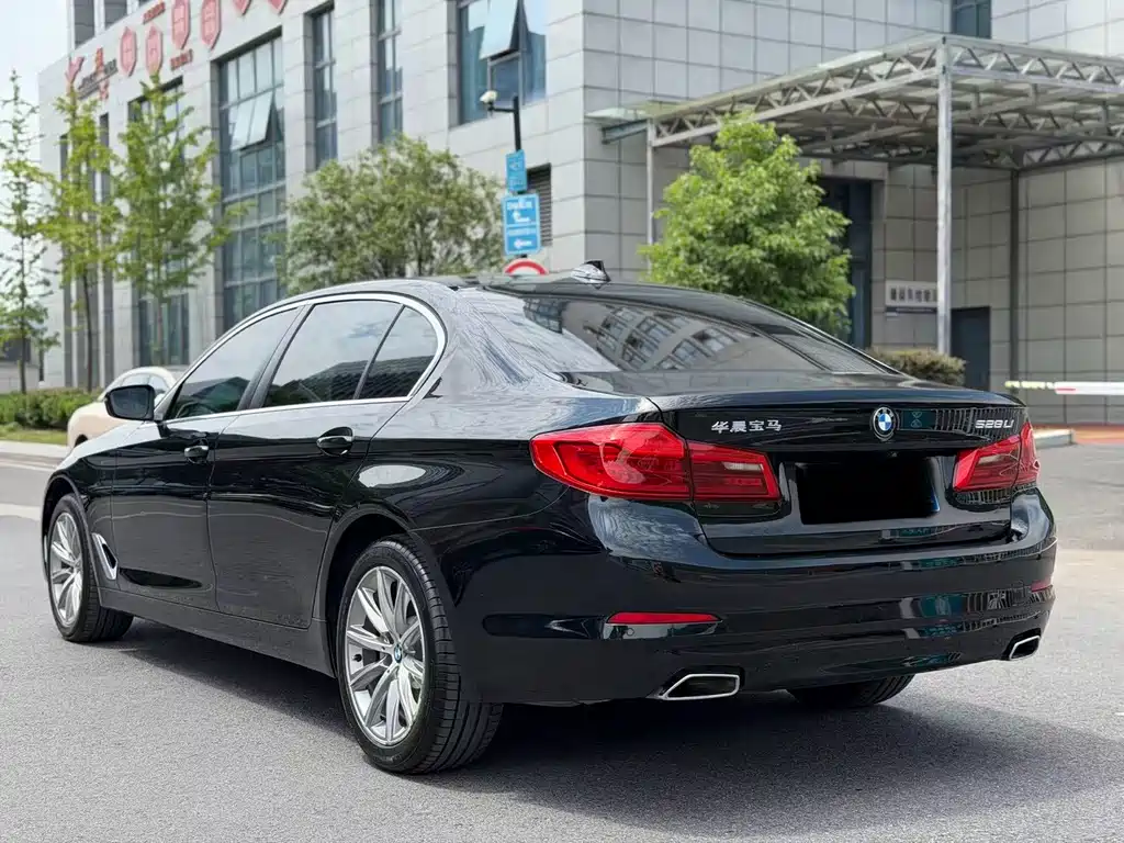 BMW 5 Series 2018 — фото 13