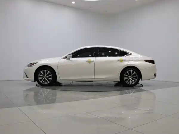 Lexus ES 2021