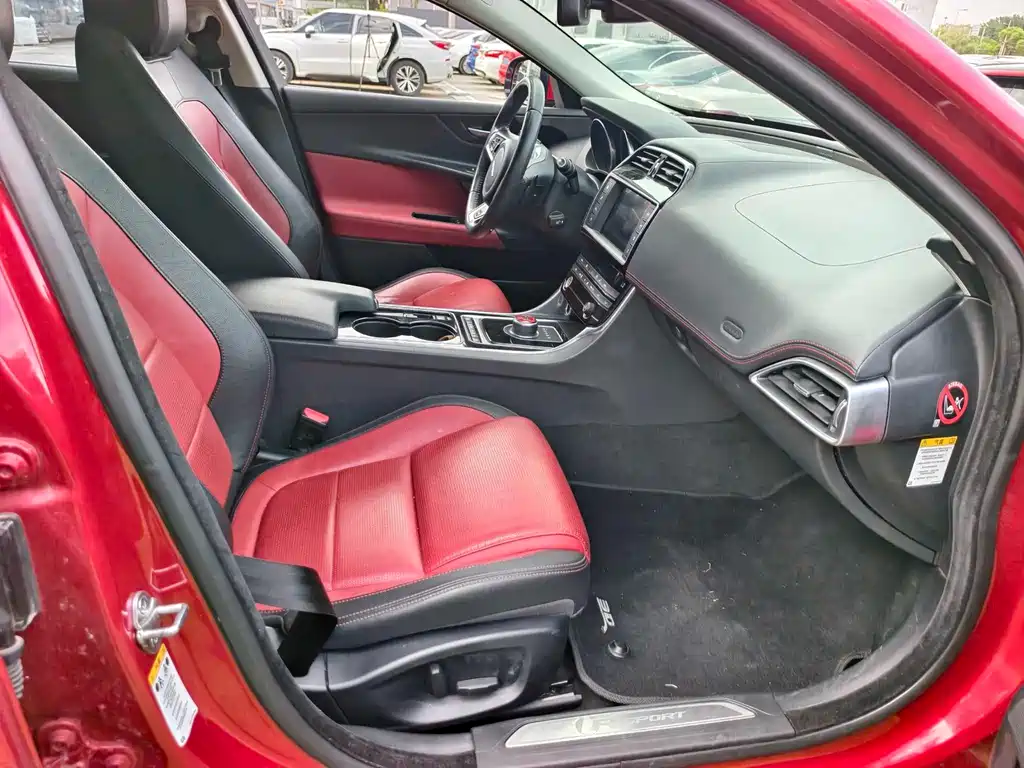Jaguar XE 2017 — фото 14