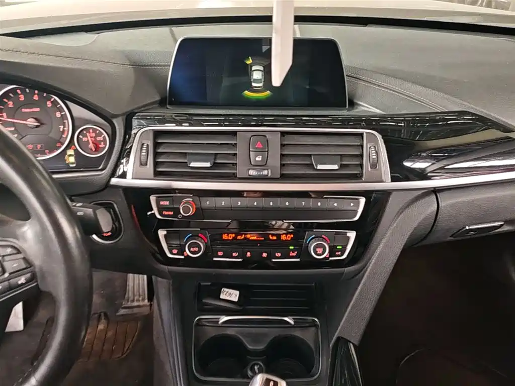 BMW 3 Series 2018 — фото 13