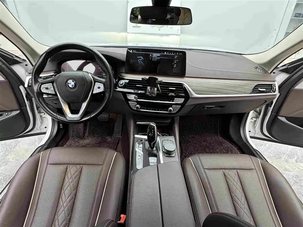BMW 5 Series New Energy 2021 — фото 9