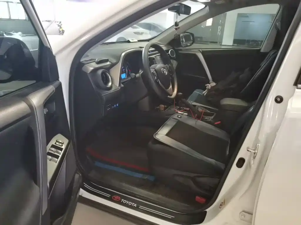 Toyota RAV4 2018 — фото 16