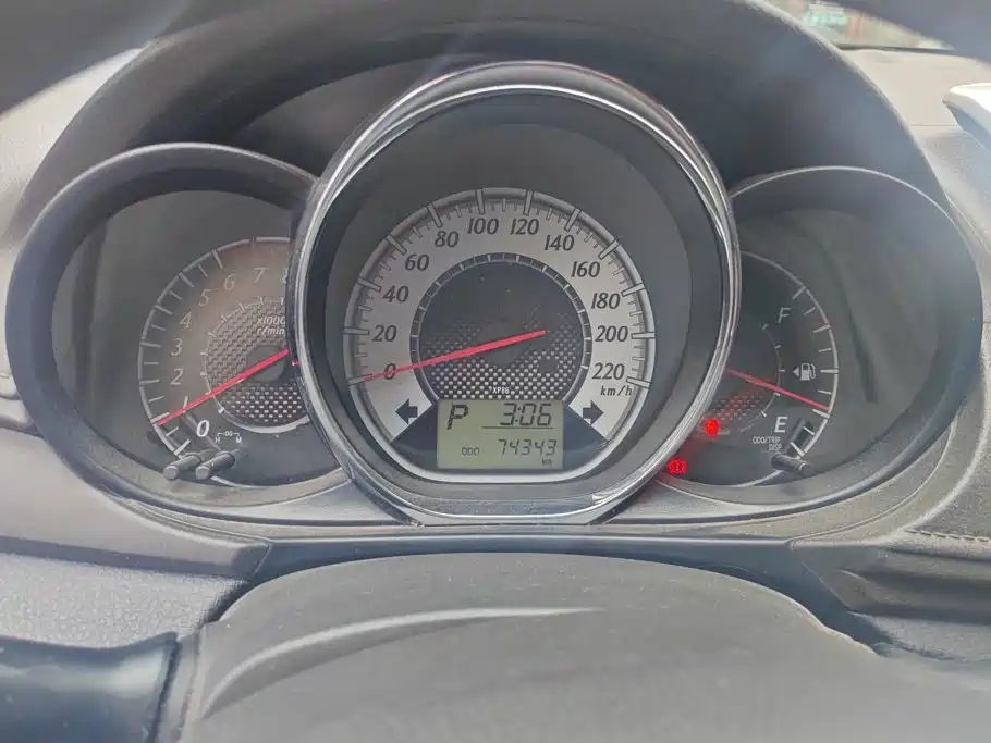 Toyota Yaris L 2015 — фото 14