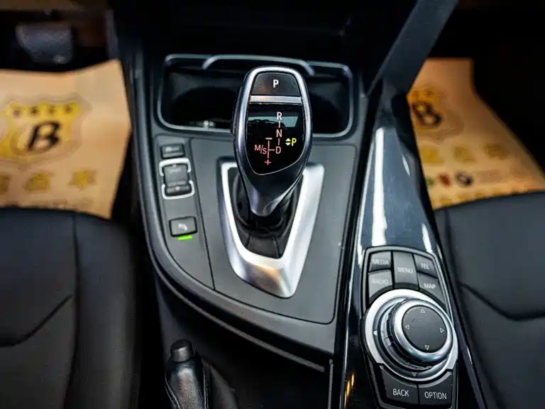 BMW 3 Series 2017 — фото 13