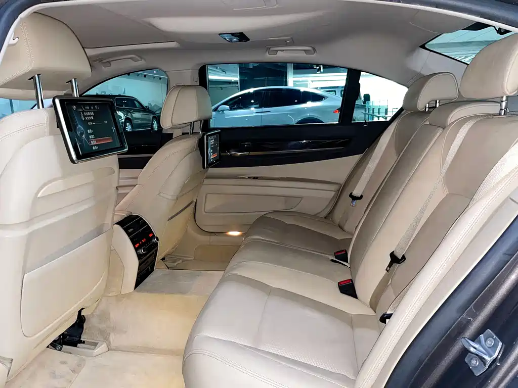 BMW 7 Series 2013 — фото 12