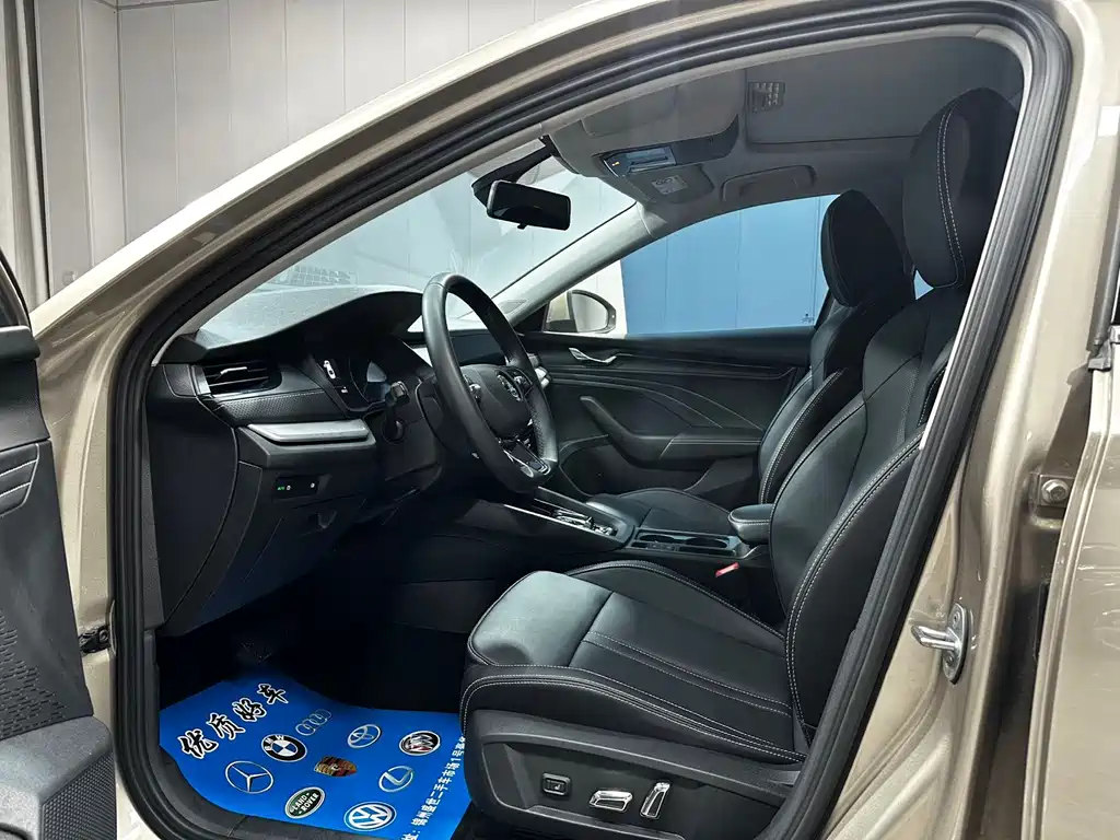 Skoda Octavia 2023 — фото 10