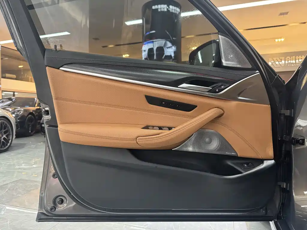 BMW 5 Series 2023 — фото 11