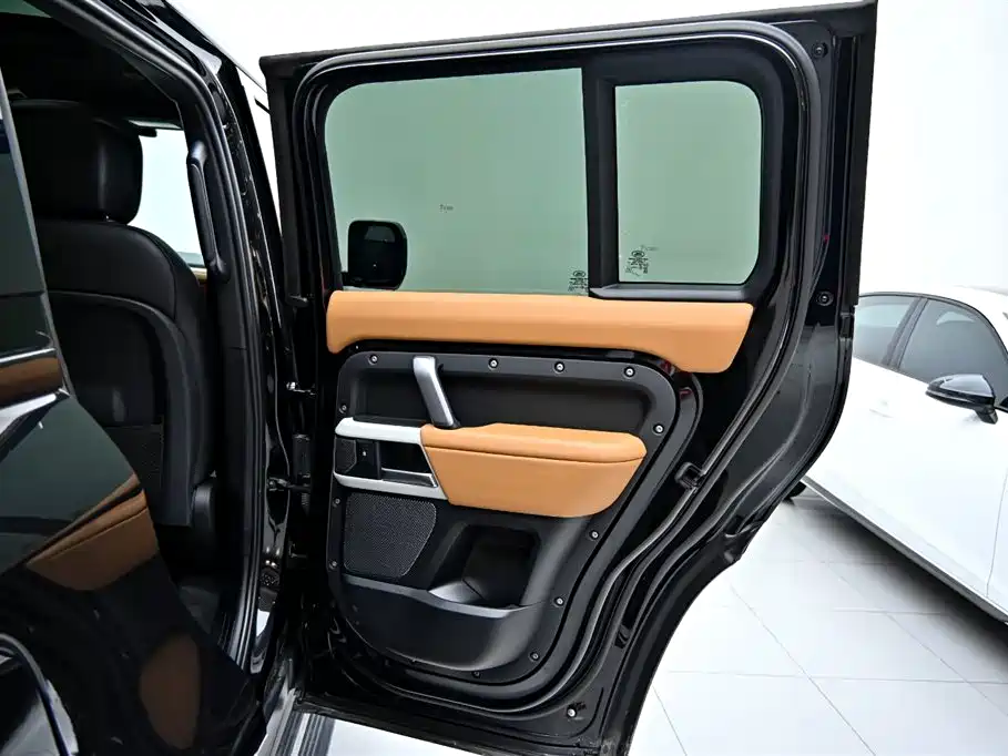 Land Rover Defender 2024 — фото 22