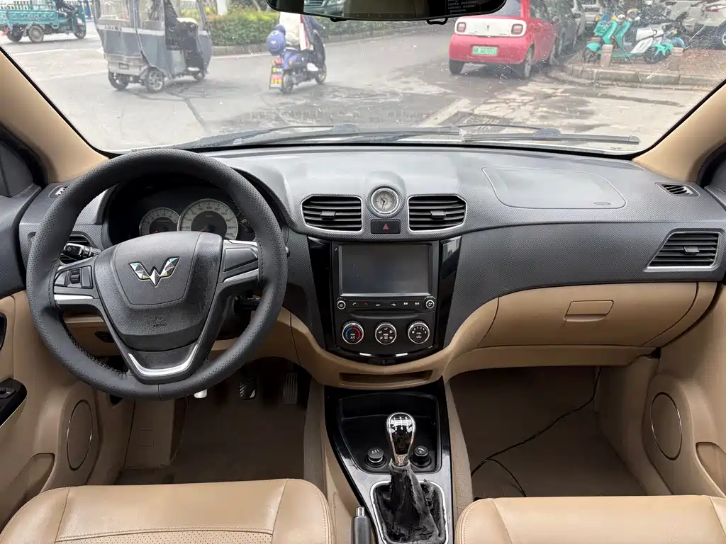 Wuling Hongguang 2014