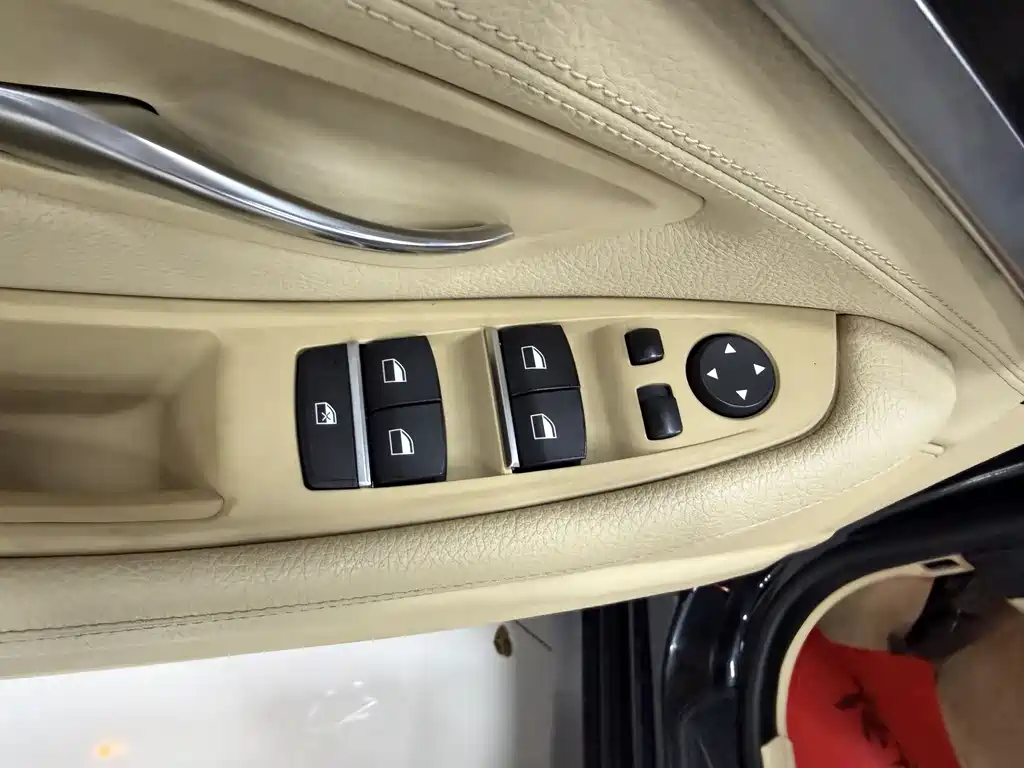 BMW 5 Series 2015 — фото 17