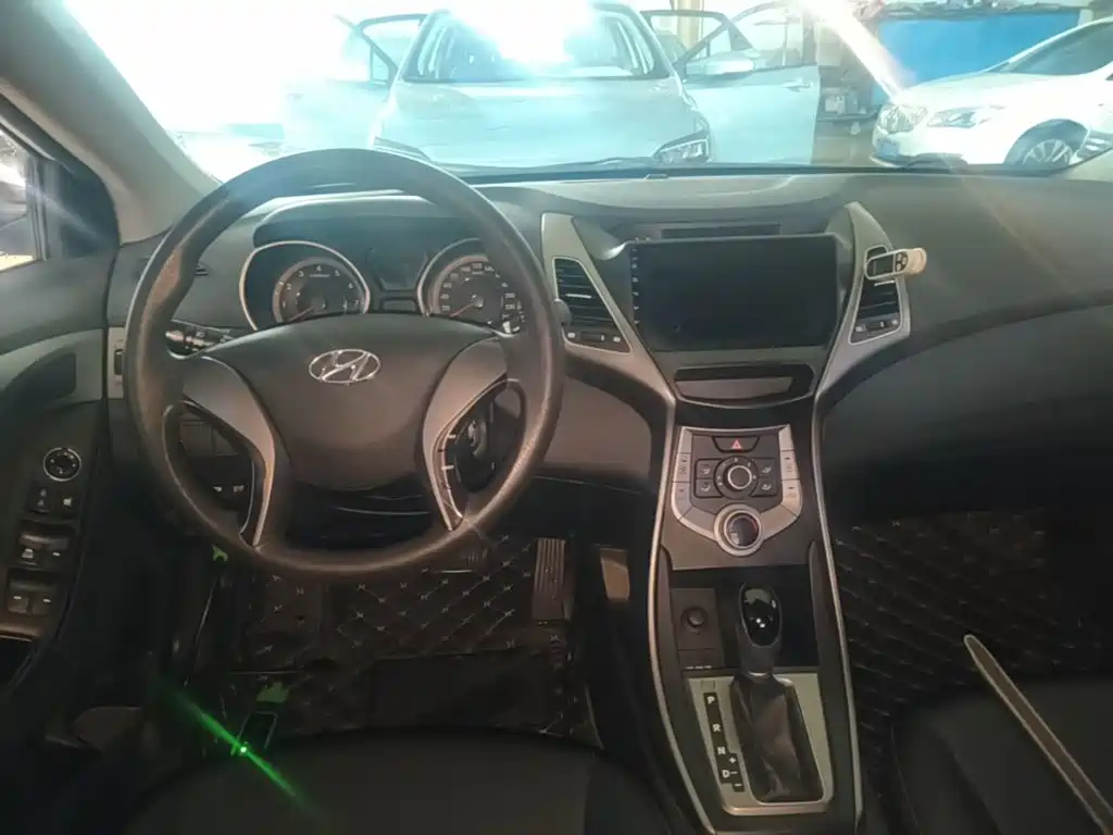 Hyundai Elantra 2016 — фото 10