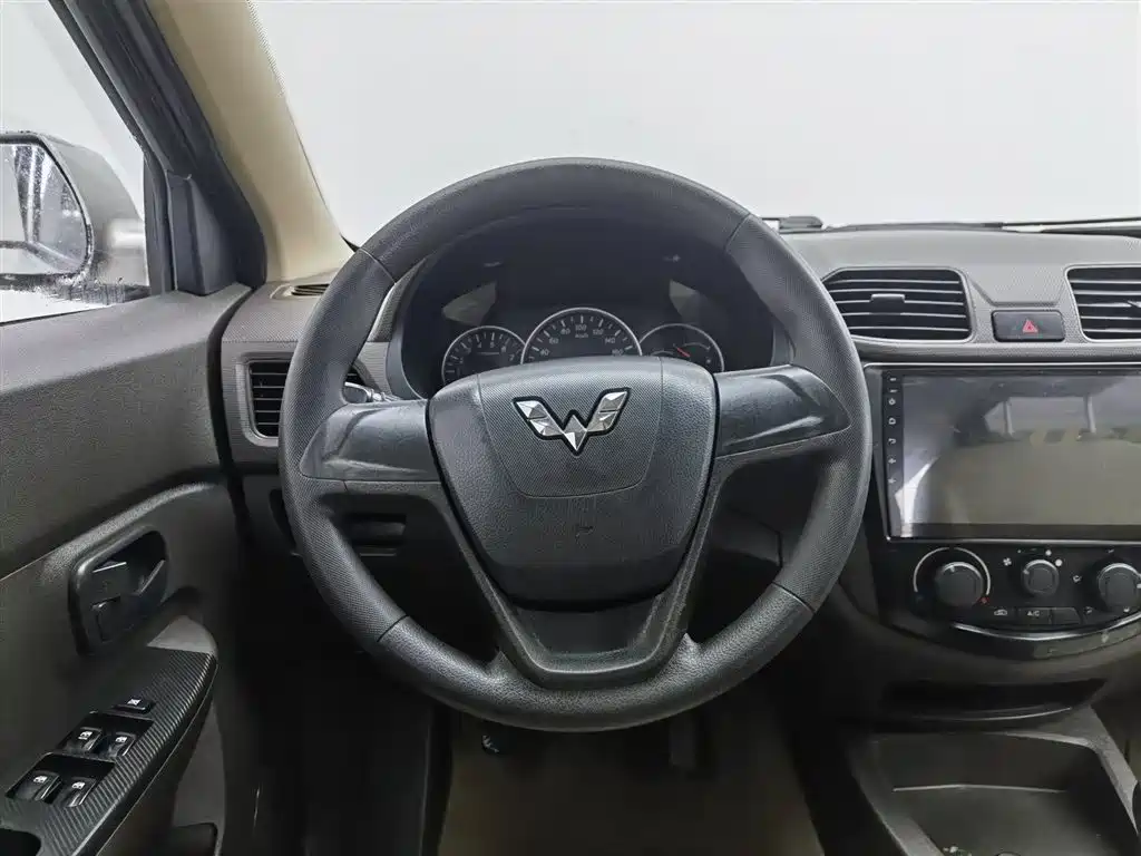 Wuling Hongguang 2015 — фото 11