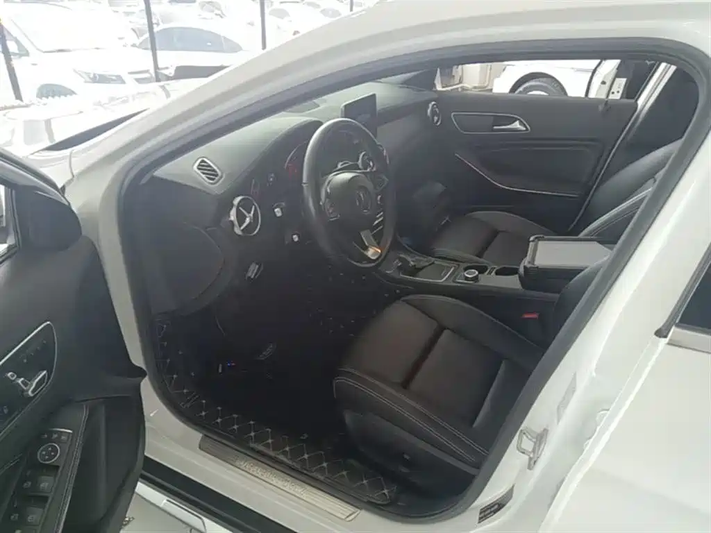 Mercedes-Benz GLA 2017 — фото 15