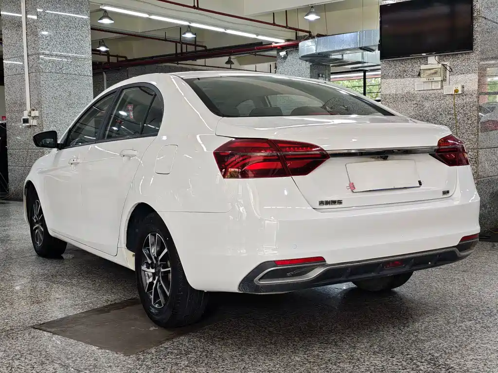 Geely Emgrand 2019 — фото 12