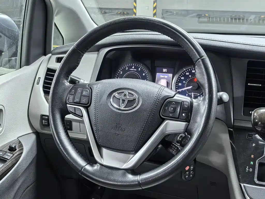 Toyota Sienna 2019 — фото 14