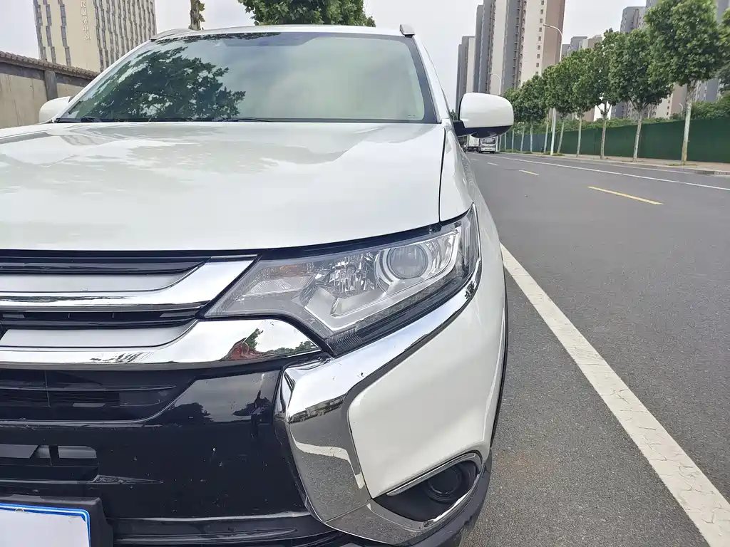 Mitsubishi Outlander 2017 — фото 16