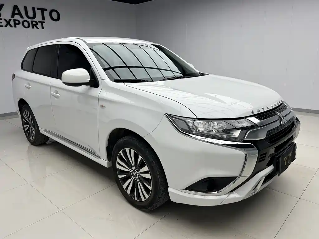 Mitsubishi Outlander 2021 — фото 3