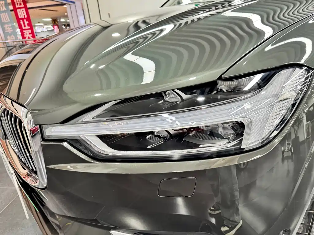 Volvo XC60 PHEV 2018 — фото 12