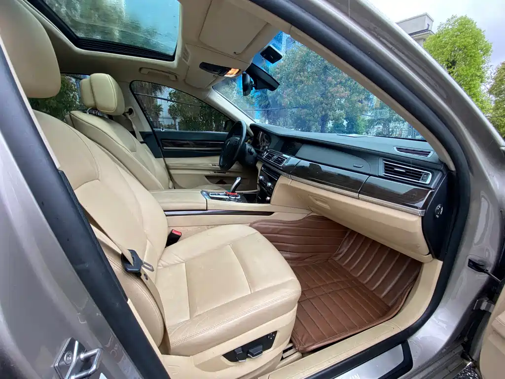 BMW 7 Series 2011 — фото 11